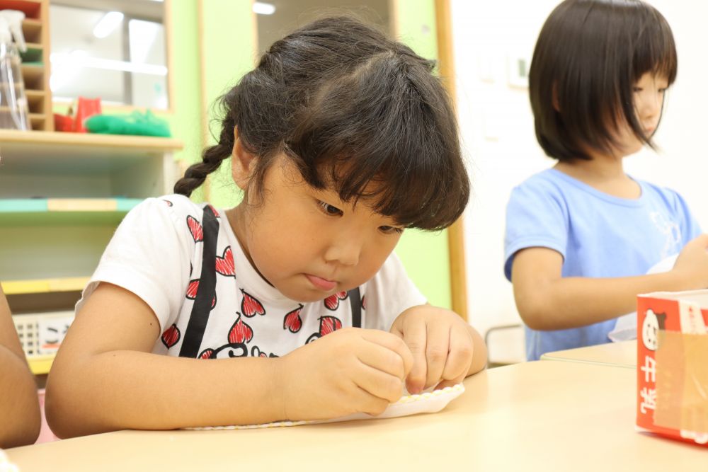 玉ねぎの皮を煮出している間に‥
まずは、名前シールを貼った安全ピンを自分のハンカチに取り付ける
普段、安全ピンをつける事は無いようで、これがなかなか難しい・・・


