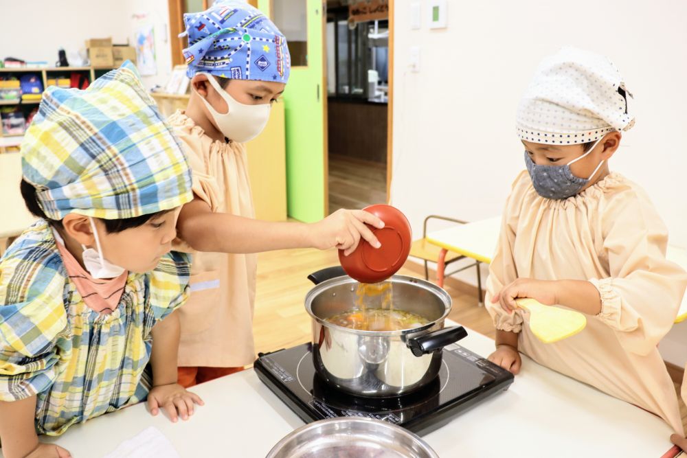 しっかり煮込んで、カレー粉、水溶き上新粉、MONDEN会秘伝のタレを投入
もうすぐ出来上がり!