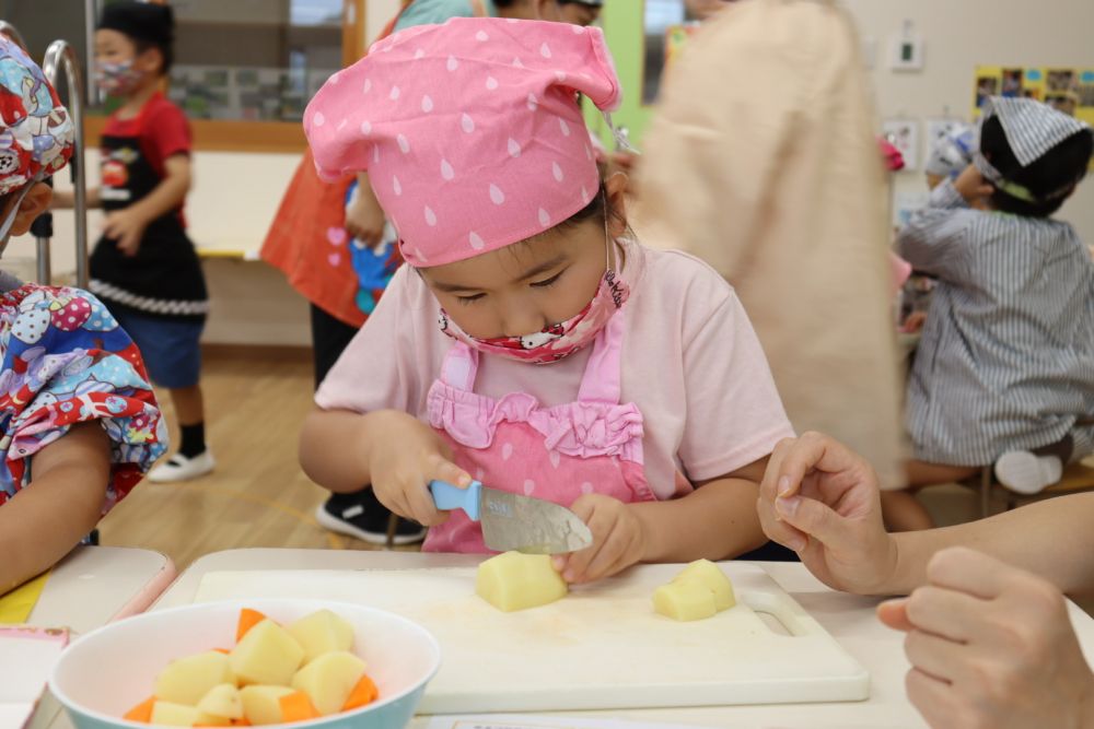 包丁の正しい使い方‥　約束を守って‥
いよいよ包丁で切っていきます