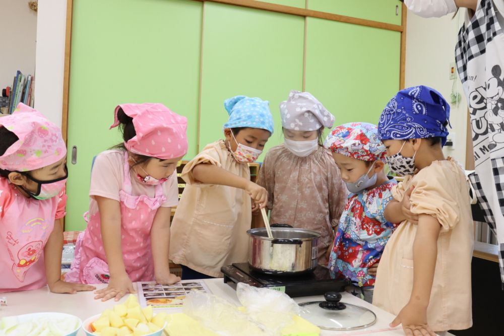 お肉、野菜、お水を入れて煮込み
調味料を入れてさらにもう一煮立ち

自分達で作ったカレーはどんな味?