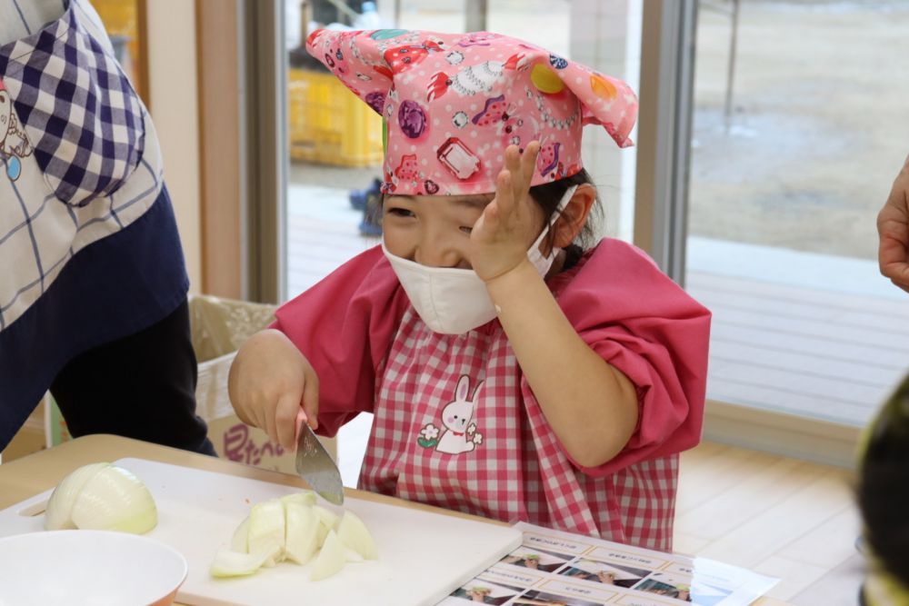 皮がむけたら野菜をカット

玉ねぎを切る時アルアル‥
がんばれMちゃん!