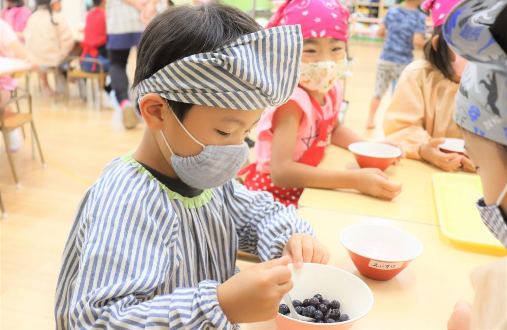 園庭でできた大粒ブルーベリー
収穫して・・　洗って・・　トッピング♡

地産地消！　いいですね！