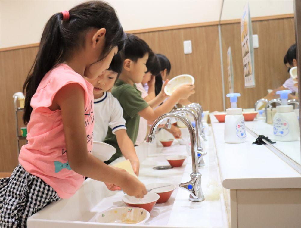 食べ終わったら食器の後かたずけと部屋の掃除

しっかりと汚れは落ちたかな？
ここまでやってクッキング終了

まだまだ楽しい時間が続きます♡

