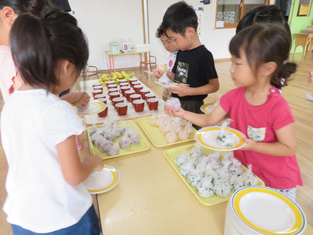 おはよー！！

朝ごはんは
三食おにぎりとお味噌汁