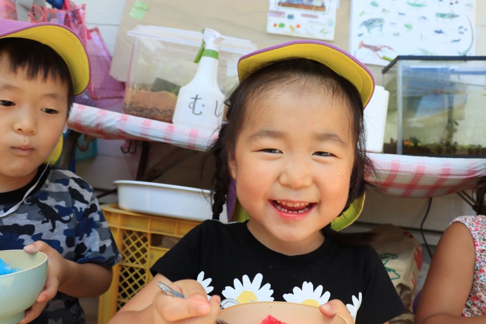 みんな大好き「かき氷」

5種類もの味のシロップのなかで・・
何味にしよっかなぁ～？

やっぱり定番のイチゴが1番♡
