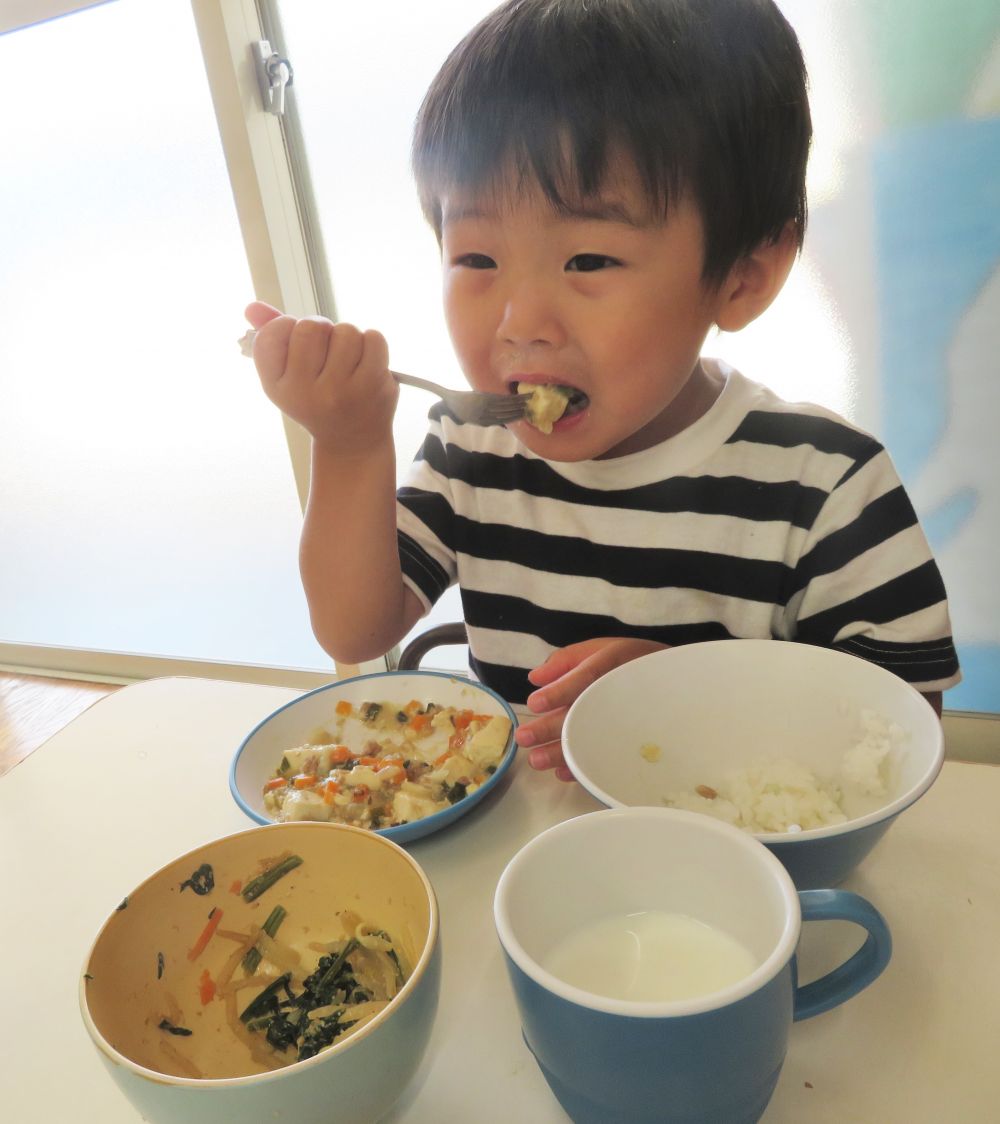 もうすぐ開催されるオリンピックにちなんで世界の料理を給食で味わう【オリンピックメニュー】。

今週は【中国】と【イギリス】の2か国でした。

7月19日は中国の料理。
メニューは
マーボー豆腐とナムルでした。

園のマーボー豆腐は甘くて優しい味です♡