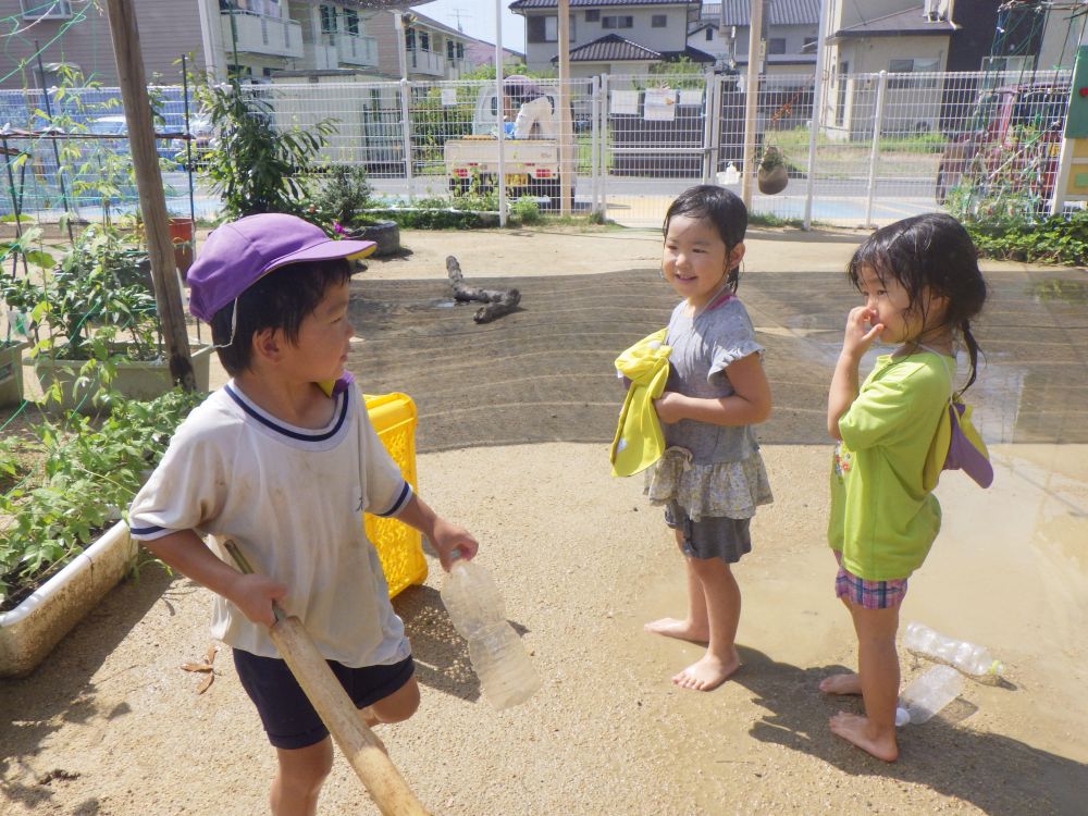 「これねこうやって倒すんよ！全部倒したら勝ちよ」
遊び方を教えてくれていると・・・


「仲間にいーれーて！」　ＨちゃんとＮちゃん♪

「やりたいん！・・・いいよ！」と照れくさそうにＲくん

自分なりに考えた遊び
やり方を１つ１つ丁寧に伝える・・・
