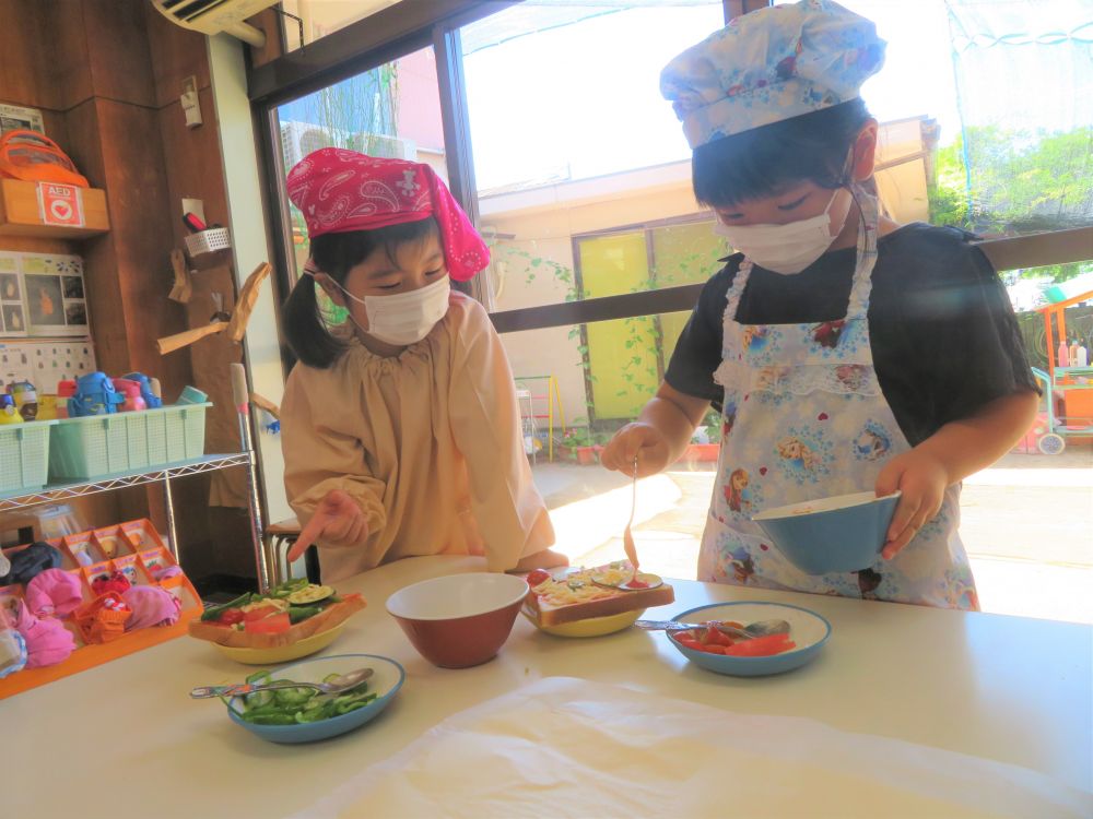 ４月にプランターで夏野菜を植え、毎日野菜の生長を観察したり、水やりをしたりと一生懸命育ててきた野菜を使ってみんなで【夏野菜ピザ】を作りました☆

給食室に
｢せんせートマトがあかくなってきたよ｣
｢もーとってもいい？｣
毎日のように夏野菜の報告をしてくれた友達もいました♡

さて、どんなピザが出来るかな？？