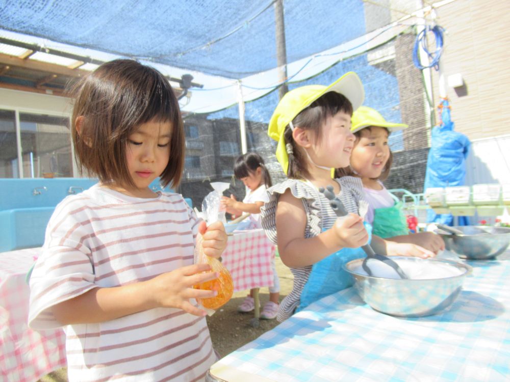 友達に影響されたり
お兄ちゃんお姉ちゃんに影響されたり
色んな人の遊び方を見て、真似っこしながら「私もやってみよう♪」と遊びを楽しんでいます



「見て！オレンジジュースの出来上がり♪袋をモミモミしたらできたよ」
クマ組さんと先生が遊んでいたところを見ていたようで、やってみたかったとＳちゃん