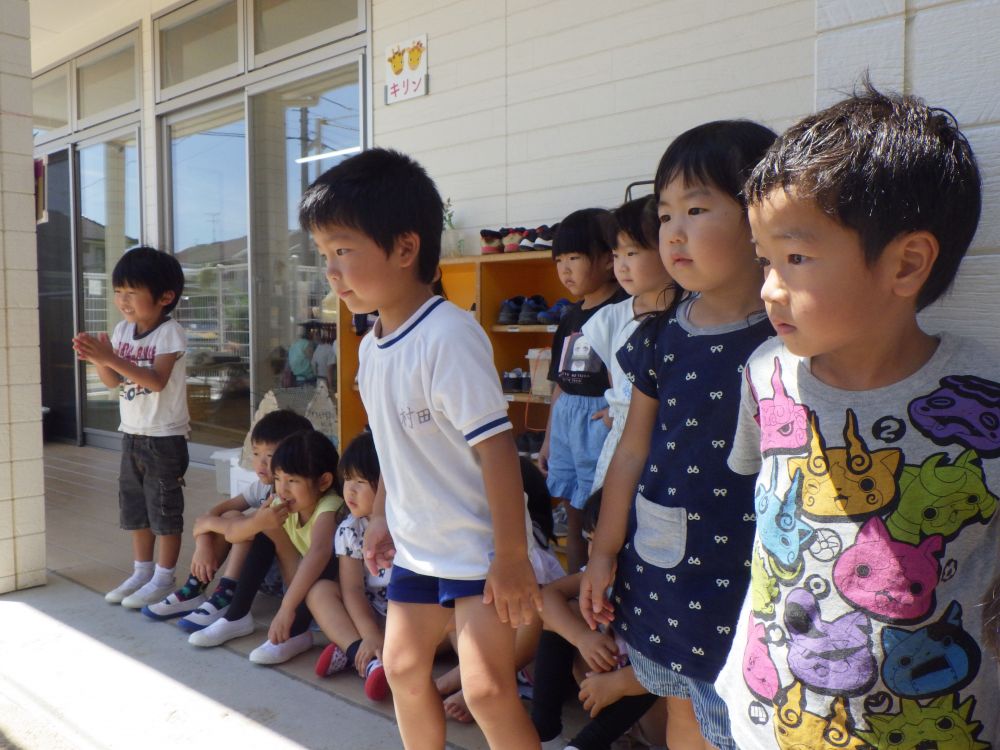 セミが飛んで行くのを
じーっと見守る
”　がんばれ！！飛べ！！　”
の言葉が聞こえてきそう