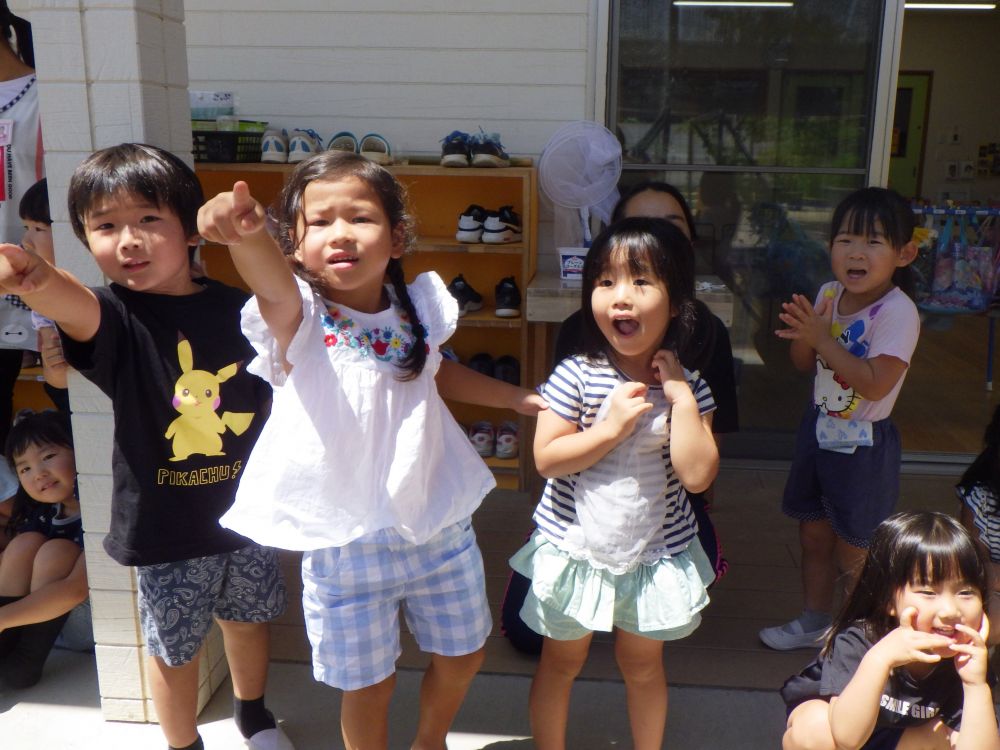 「飛んだーーー！！」
「あそこに飛んでる！！」

「ありがとうー！！」
「がんばってねー！！」
セミを見送りました