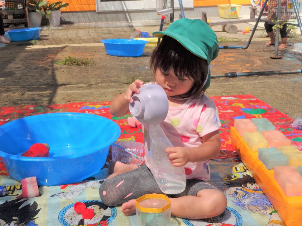 
手元を見てタライの水を見て・・・
何度も繰り返される動作
Ｓちゃんの自分で考えてやってみる姿に感動♡