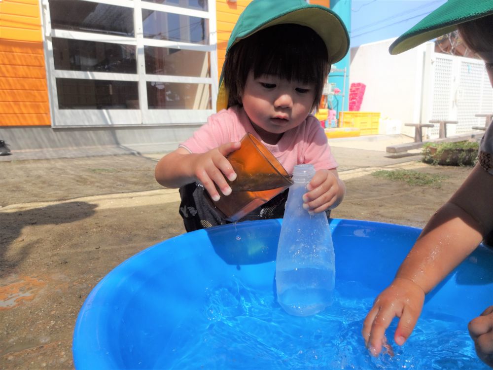 
「いれて～」
と言っていつもは先生に頼ってくるＫくん♡
「こうやってやると水は溜まっていくんよ～」
と見せると、自分でもやってみる・・・

