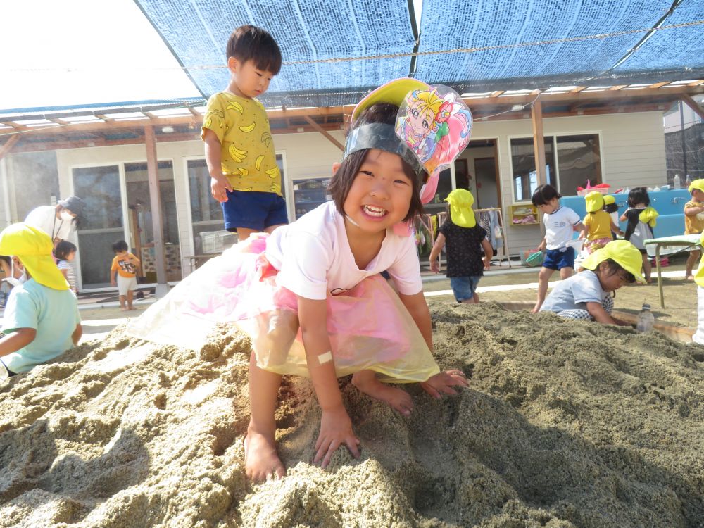 第2園庭に砂場が入ったよ！

砂場の土は柔らかくて気持ちいい

登るたびに足が埋まって

「気持ちいい～」とⅯちゃん
