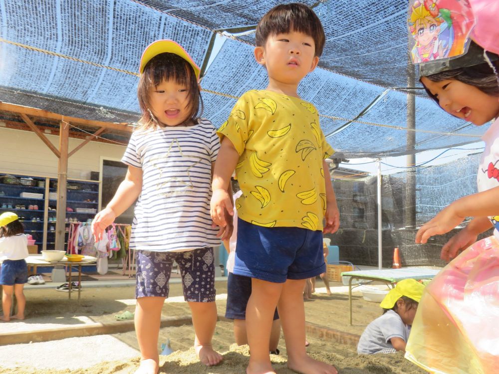 上まで登るといつもより少し違う景色

何度も登っては降りるを繰り返して

楽しむⅯちゃん

上からの景色をじーっと眺めるS君

楽しみ方は色々です。
