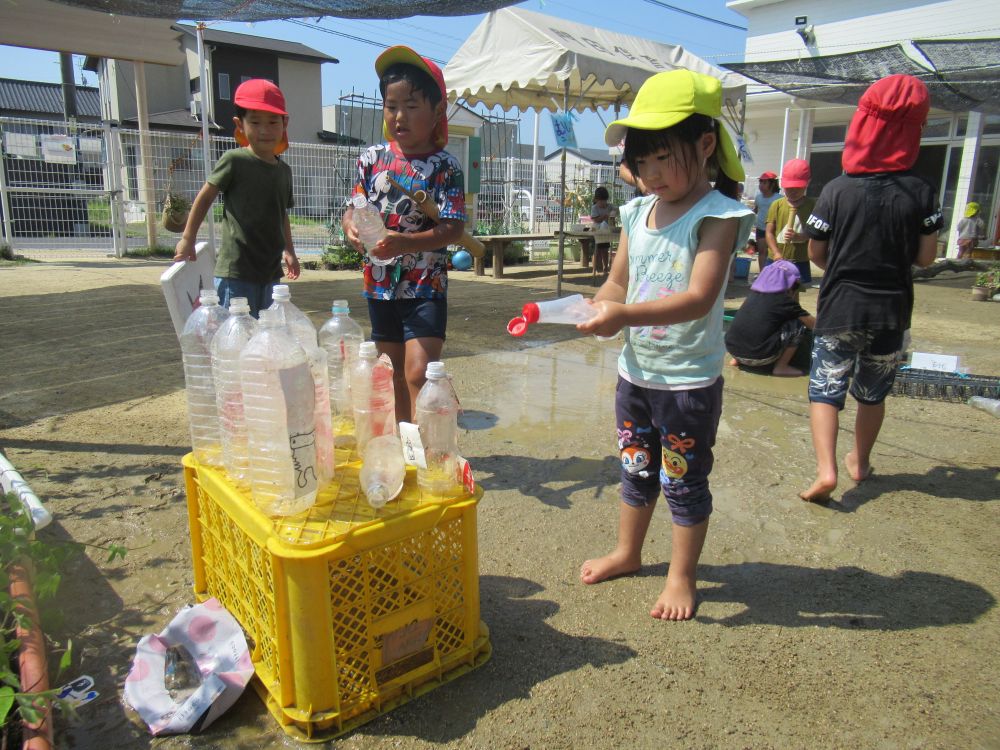 「やっと水が入れられた！！」とHちゃんも嬉しそう♡

何度も繰り返し水鉄砲を楽しみました