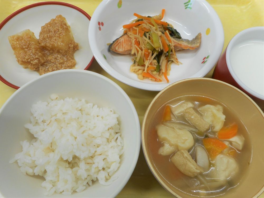 麦ご飯

鮭のポン酢蒸し

冬瓜のそぼろあんかけ

すいとん

牛乳