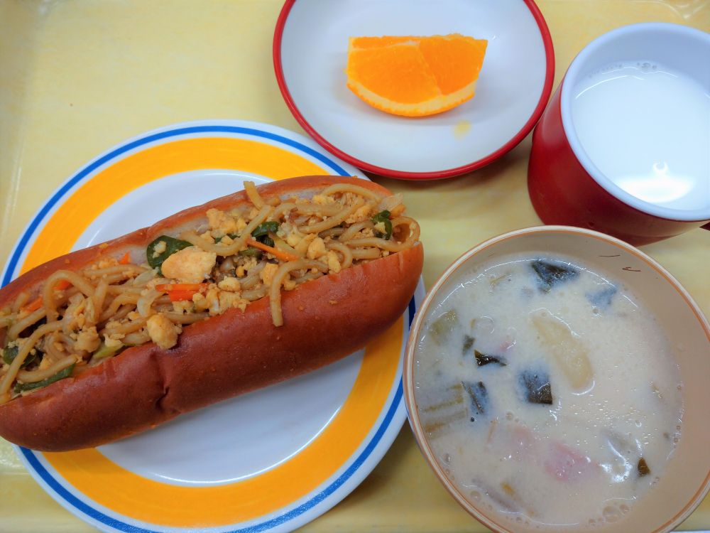 焼きそばと卵のホットドック

チンゲン菜の豆乳スープ

オレンジ

牛乳