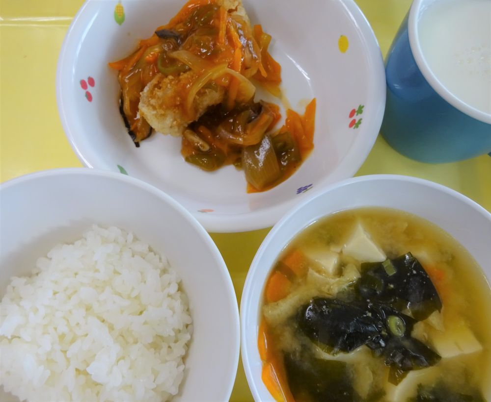 ご飯

赤魚のケチャップあんかけ

里芋のみそ汁

牛乳