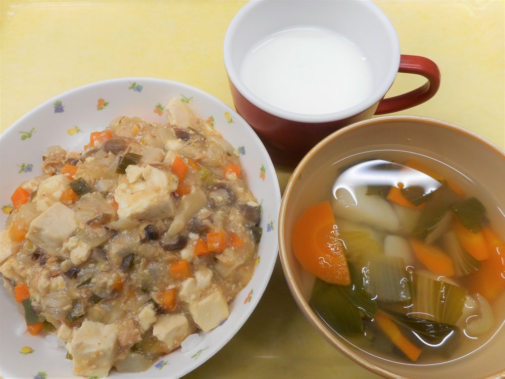 マーボーツナ丼

チンゲン菜とじゃがいものスープ

牛乳