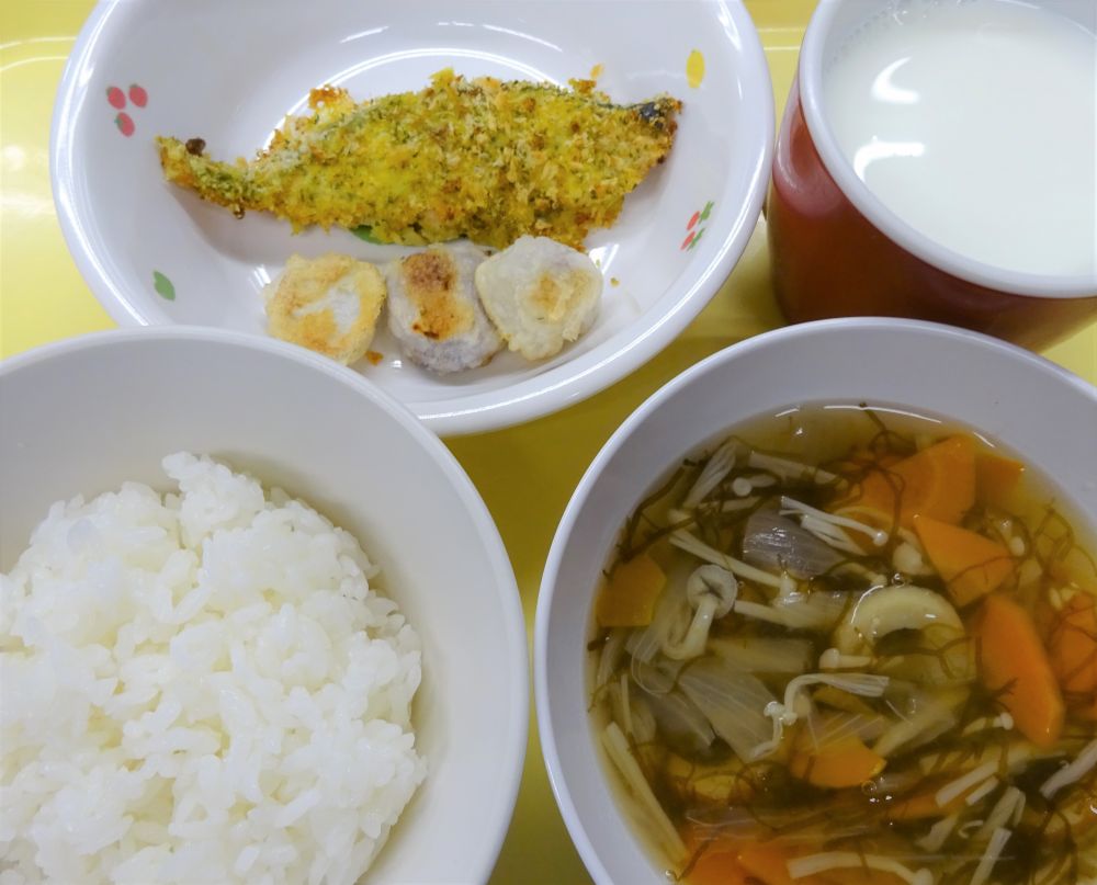 ご飯

鮭のカレーマヨパン粉焼き

ベイクド里芋

もずくとちくわのスープ

牛乳