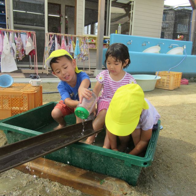 ＊　3歳児　水を流そう＊