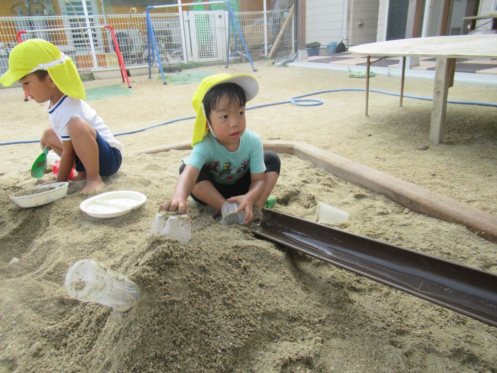 「Kくん水をここで集めるね」

Kくんは色々な容器を持ってたくさんの流れてくる水をキャッチ！！

「でも水がどんどん流れて全然集まらないよ～」

そこでみんなは考えます・・・