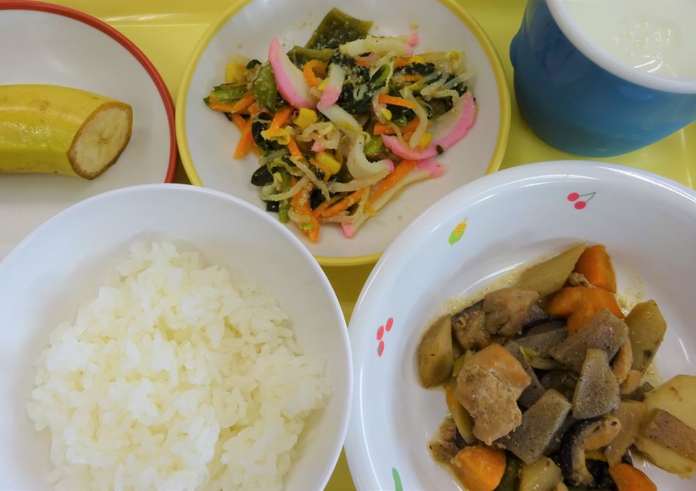 ご飯

筑前煮

彩り酢の物

バナナ

牛乳