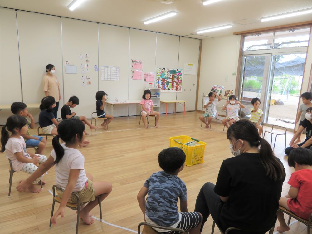 先日、子ども達が夢中で遊んでいる時の事です

保育者「そろそろ片付けて給食にしようか？」
こども「えぇ～、なんで先生がいっつも時間決めるん？まだ遊びたいのに！」

と、いうやり取りが・・・
では、みんなで遊ぶ時間、片付けの時間、給食の時間等を決めよう！となり話し合いに‥

