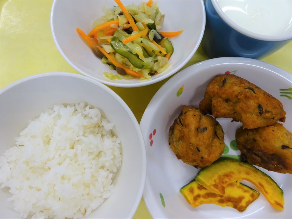 麦ご飯

ツナと豆腐のまりあげ

焼きかぼちゃ

和風サラダ

牛乳