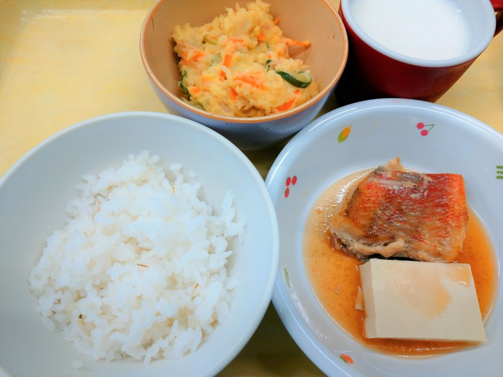 麦ご飯

赤魚の煮付け

付け合わせ(豆腐)

カレーポテトサラダ

牛乳