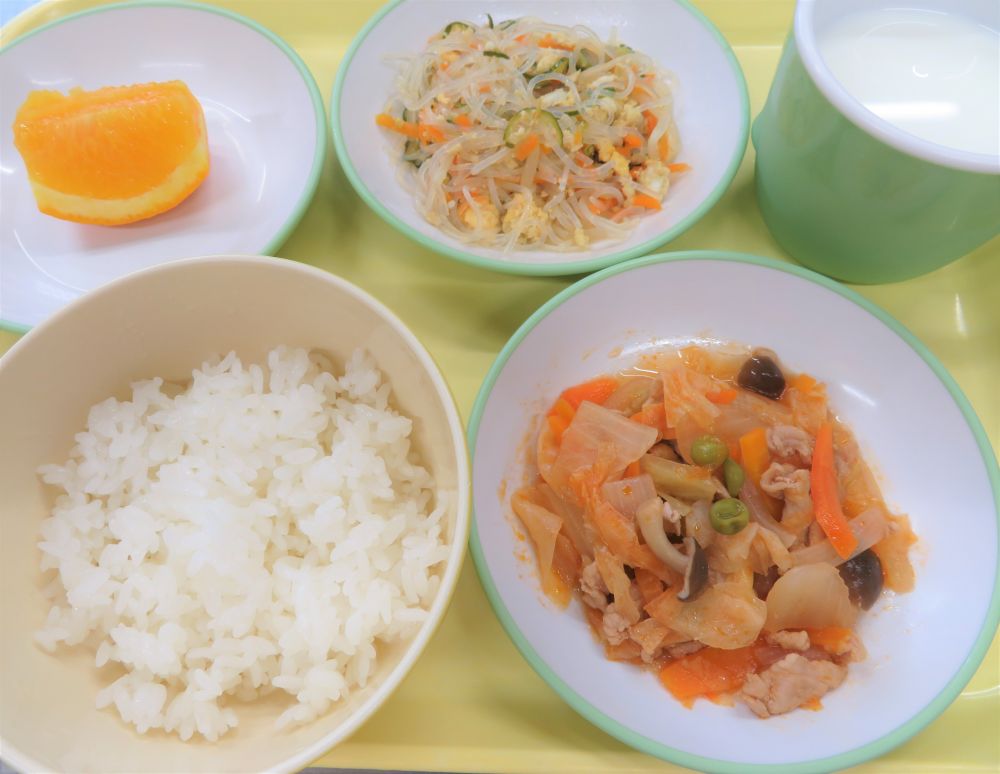 ご飯

豚肉のケチャップ煮

春雨と炒り卵のサラダ

オレンジ

牛乳

