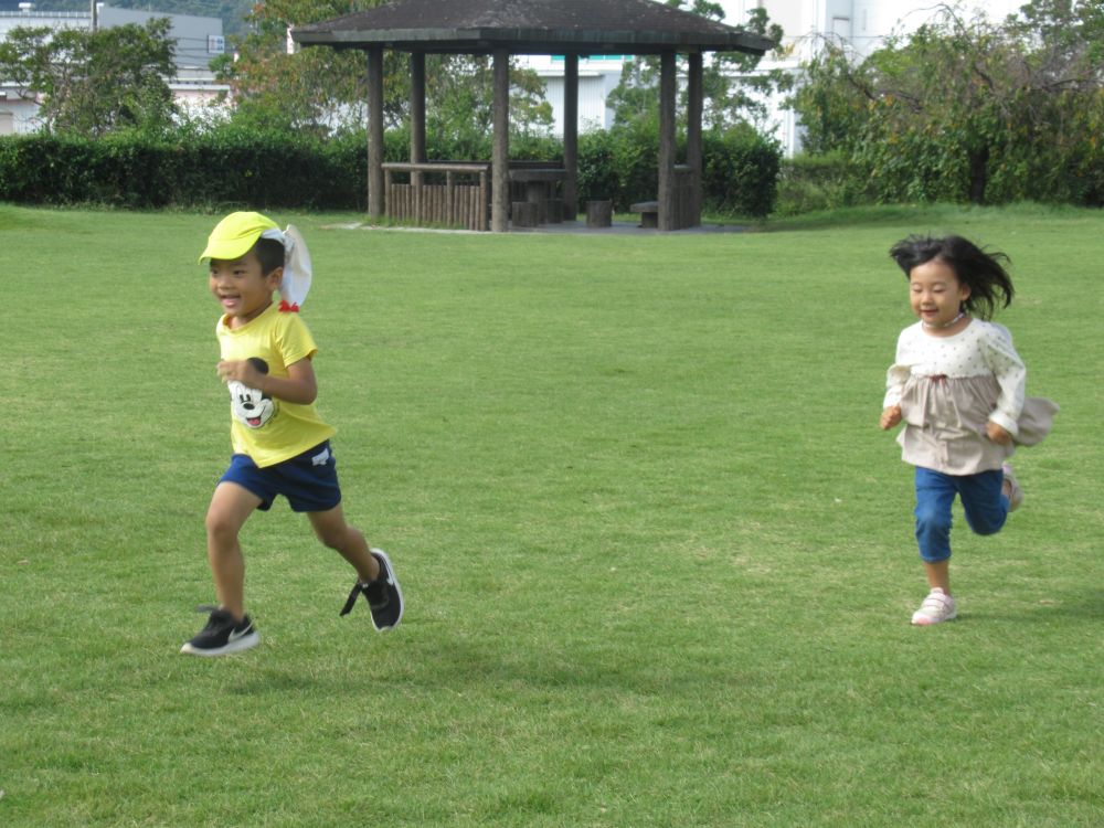 「よし！！走るぞー」

広い芝生があると思わず走りたくなる子どもたち♡

