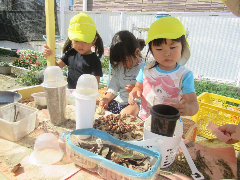 「わたしたちはご飯作り♪」

「どうやって作ろうかな～・・・」　夢中になってみんな遊びます