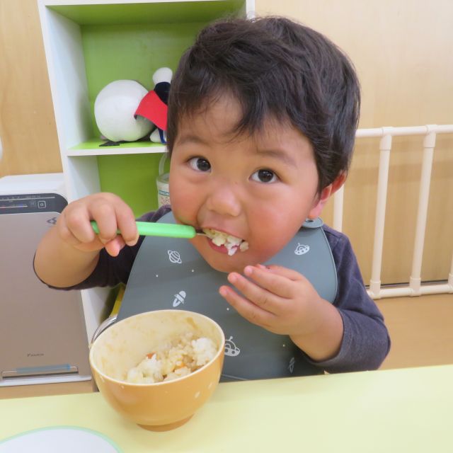 ＊　給食時間の様子　（すいみい保育園）　＊