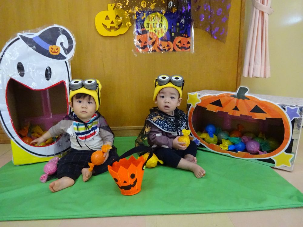 もうすぐハロウィン🎃
毎年あいはうすでは子どもたちがいろんな衣装を着て
かわいい写真を撮っています！！

ウサギ組のミニオンズ。
僕たちはなにが起こっているのか・・・わからないけど
小さい頃のこんなカワイイ姿をしっかり残しておかないと♡