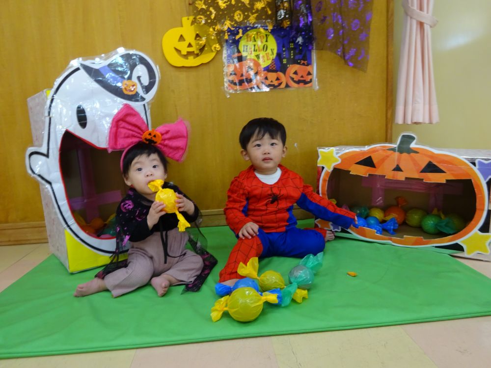 大きな飴がおいしそうに見えたかな・・・♡
今にも食べてしまいそうなRちゃん。
そんな姿を見て僕も・・・と飴を取りだそうとするSくん。