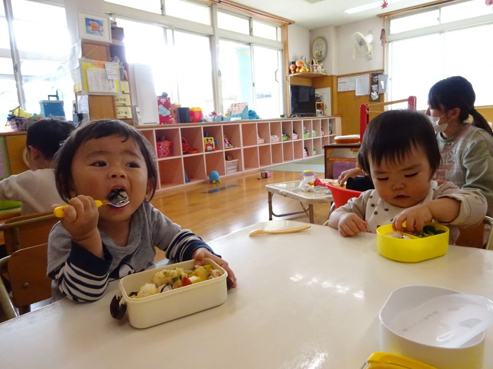 その後はお楽しみのお弁当😀
「まんまたべるひとー」の先生の声で手を上げるお友達がたくさん。
待ち遠しくてたまらないみんな。

お弁当箱の蓋を開けた途端・・・早くちょうだい！！と
あっちこっちからアピールする声が聞こえてきます。
みんなが大好きなお家の味♡
食具を使ったり、手づかみだったり・・・思い思いに食べました。
お忙しい中愛情いっぱいのお弁当ありがとうごさいました！！