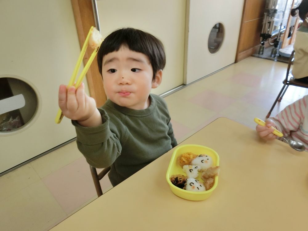 「みて～つかめた～」と、なんとおはしではさむのを見せてくれたSくん。
「Sちゃんのおべんとう！」と朝からるんるんで、嬉しそうに食べました♡