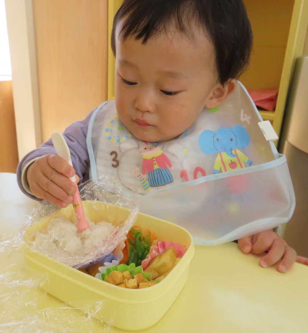 ボクも自分で食べるよ😋
　　・・・あれれ、スプーンが反対😉🎵