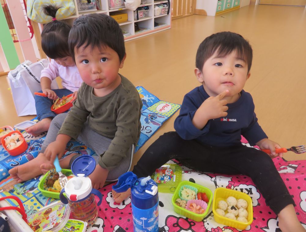 ヒヨコ組さんは、お部屋の中でピクニック気分♪