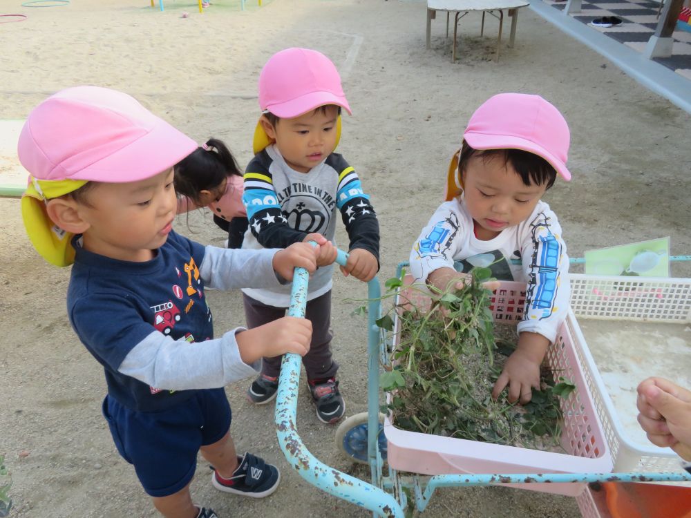 「ちょっと待って！キャベツ入れよう」　

「これはトマトね！」「行くよ～」と・・　話す子ども達

きっと子ども達の頭の中はママやパパと行く
楽しいお買い物の風景が浮かんでいるんだろうなと微笑ましい光景でした

