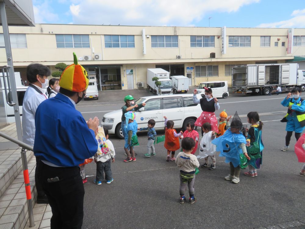 ジャック・オー・ランタンやオバケに仮装した子どもたち👻

ベイタウンの企業さんをまわって踊ります🎶