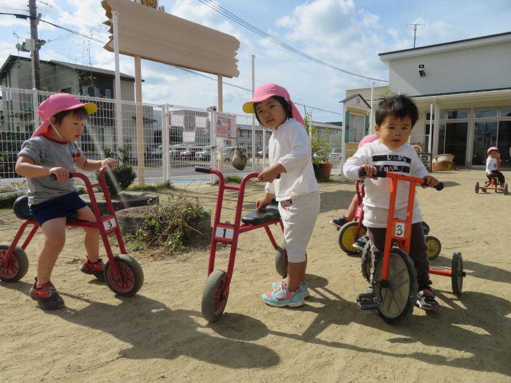 「ウ～！」と言いなが三輪車をこぐ3人

しばらくすると一人の友達が遅れてしまい・・

「待って～！」

すると振り返って友達を待つＫ君
また３人連なって同じルートを走って行きます



