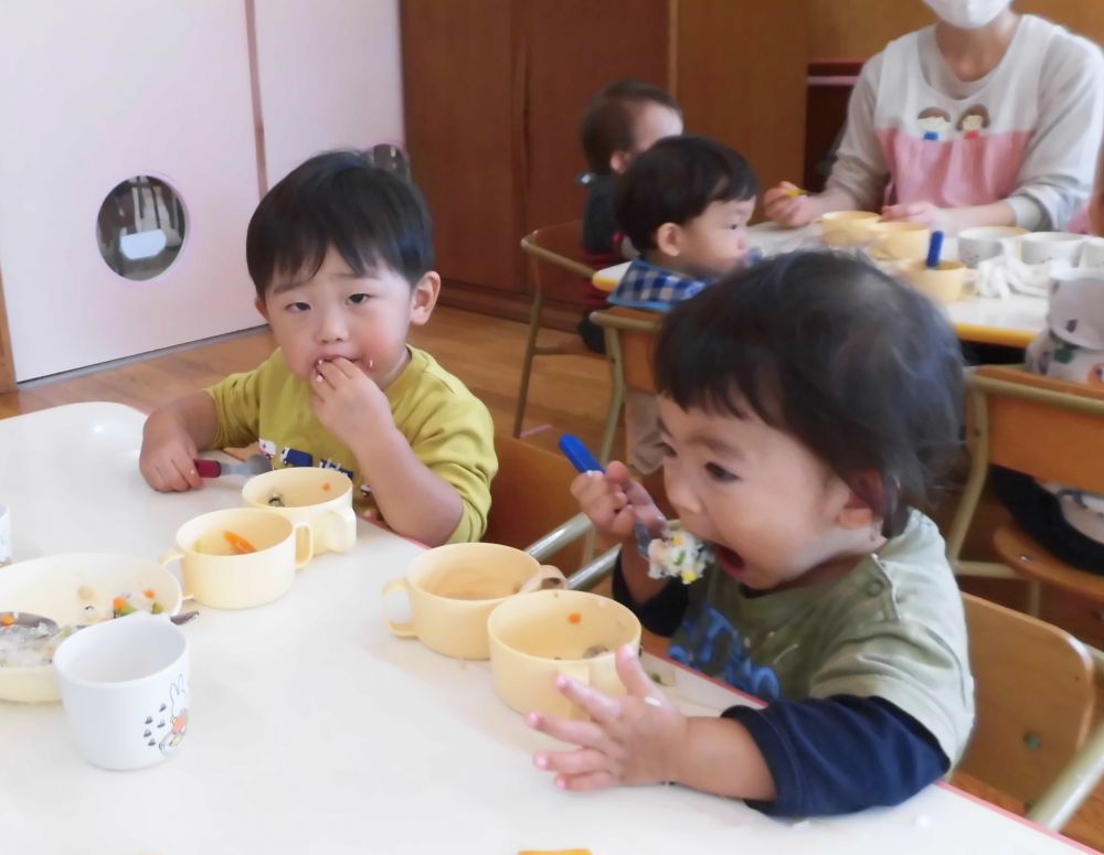 今日から11月ですね。
過ごしやすい日が続き、食欲の秋も本番です！

いつもモリモリ食べてくれるウサギ組のみんな。

じゃこ入りチャーハンも大きな口でパクッと食べてくれました！