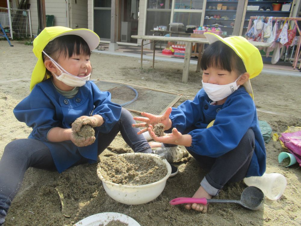 友達と一緒につくる子どもたちの世界観
子ども同士でしか分からない独自の世界観♡　
「先生は見ないでよ～！！」　なんて言われて(笑)

こっそり見て「なにしてるの？」と小さな声で聞いてしまう私・・・



「お団子作ってるの～」　「これから網で焼いて食べるんだよね♡」
お団子焼くんだ・・・面白い