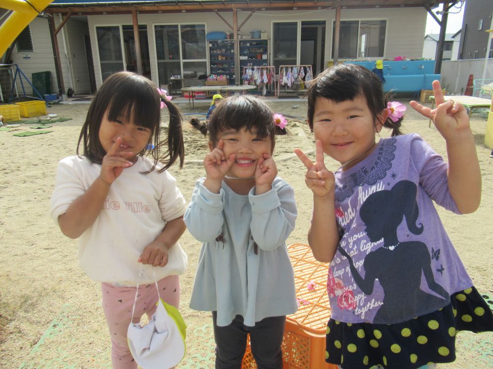 子　「せんせ～写真撮って！！かわいいでしょ～？」
先生「ほんとだ！可愛いね♡お花つけて何して遊んでいるの？」
子　「お医者さんごっこだよ」
コスモスつけてお医者さんごっこなんだ・・・面白い


子どもたちのこの世界観が好きだな～♡見ていて面白いと感じる毎日です

