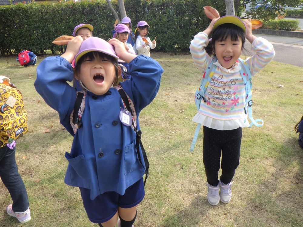 見つけた自然物で想像力を膨らませて遊ぶ姿も♡

「うさぎにへ～んしん！」
ピョン　ピョン　ピョン♪