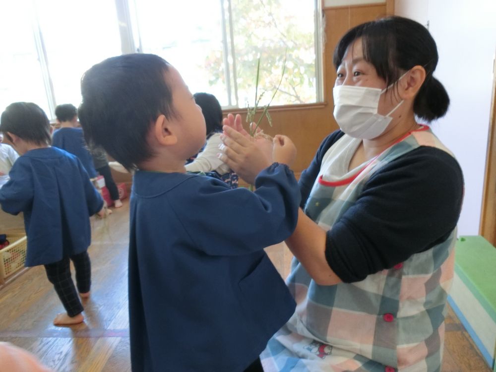 「ねえ！せんせい！おこめっ！」

伝えたい気持ちがあふれて、勢いよくお話しするYくん。