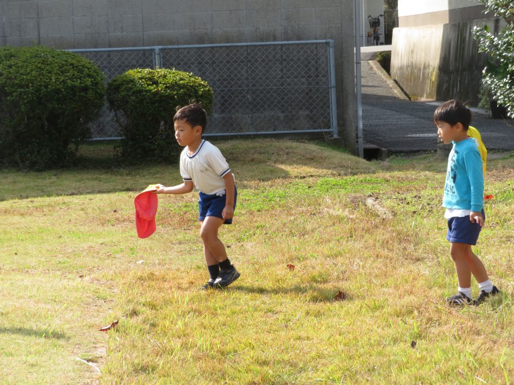 こっちでは・・・

遊具よりも虫探しに夢中な男の子♡
「止まるまで待って！！」
「ゆっくりよ・・・」
